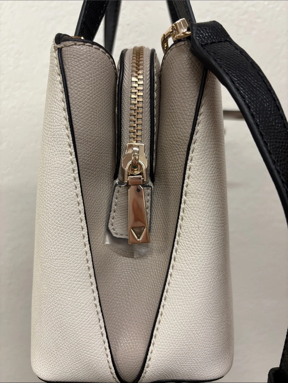 GUESS lyndi small girlfriend satchel bag cream beige